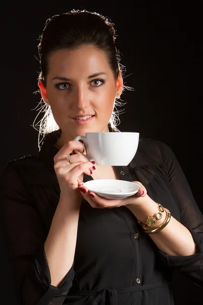 커피 한잔과 함께 스튜디오에서 포즈를 취하는 아름 다운 여자의 초상화 — 스톡 사진