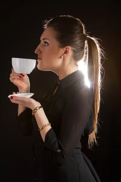 Porträtt av vacker kvinna poserar i studio med kopp kaffe — Stockfoto