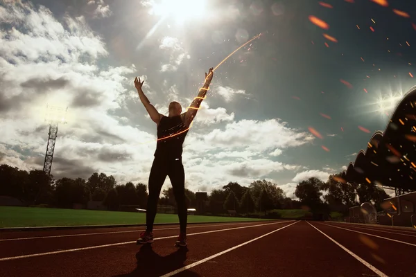 Portrait of handsome muscle man posing in stadion — Stock Photo, Image