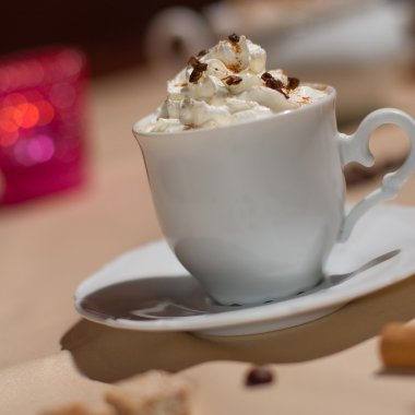 sıcak kahve masada beyaz krema ile görüntü
