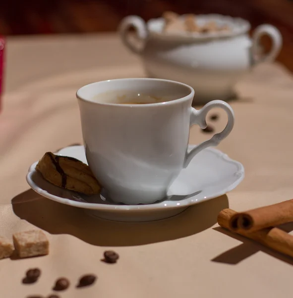 Obraz gorącej kawy z plików cookie w tabeli — Zdjęcie stockowe