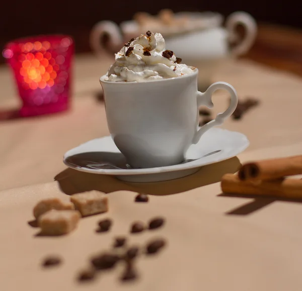 Obraz gorąca kawa z biały krem na stole — Zdjęcie stockowe