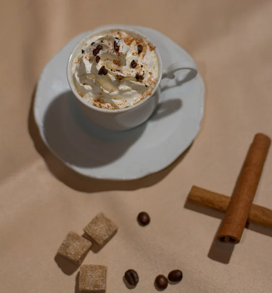 Obraz gorąca kawa z biały krem na stole — Zdjęcie stockowe