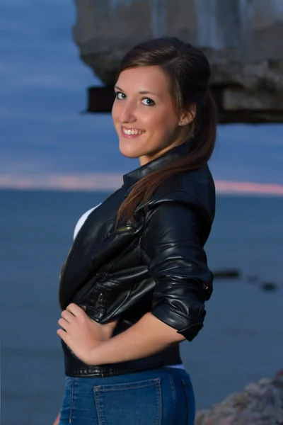 Sahilde poz seksi bir kadın portresi