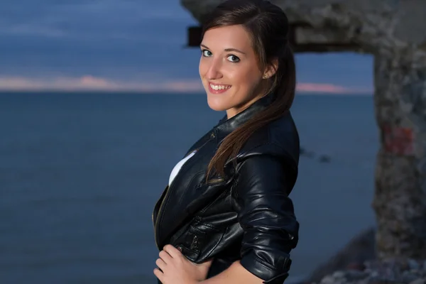 Sahilde poz güzel bir kadın portresi