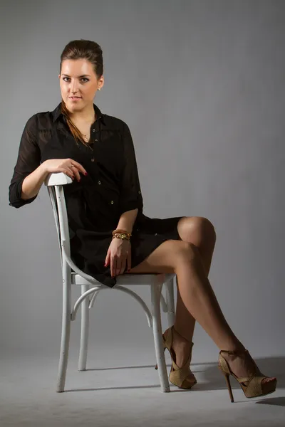 Studio chear üzerinde poz güzel bir kadın portresi
