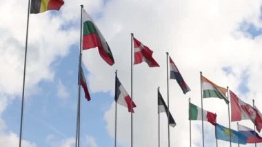rüzgarda uçan farklı ülkelerin bayrakları