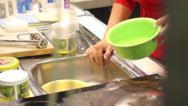 Mujer lavando platos y fregadero en la cocina con esponja — Vídeo de stock