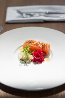 bıçak ve çatal ile yemek lezzetli somon görüntüsü