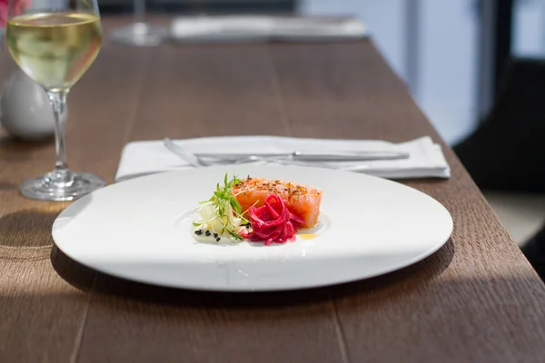 Imagen de sabroso salmón en plato con vid blanca — Foto de Stock