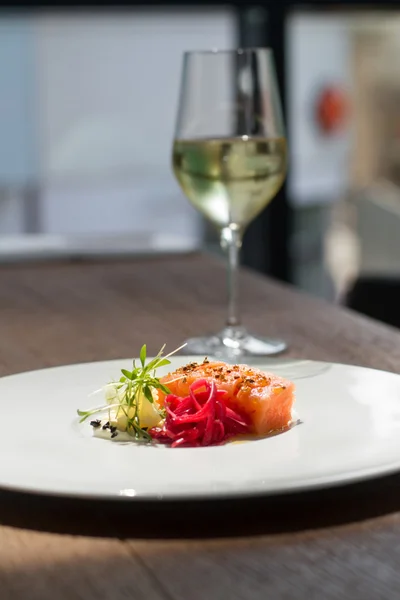 görüntü üzerinde beyaz asma ile yemek lezzetli somon