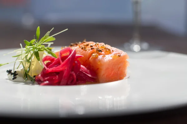 görüntü üzerinde cam ile yemek lezzetli somon