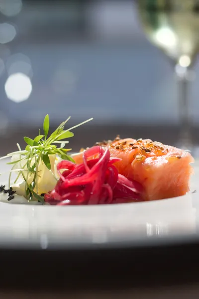 görüntü üzerinde beyaz asma ile yemek lezzetli somon