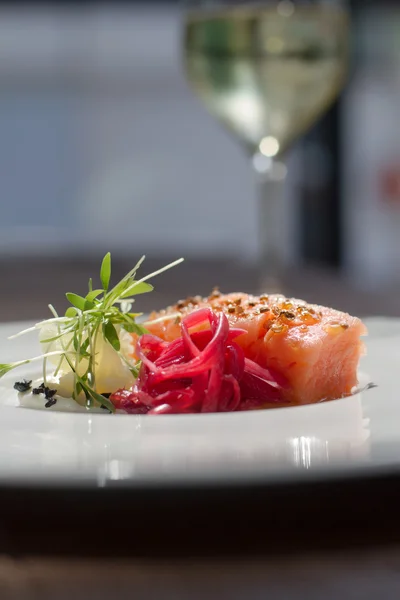 Afbeelding van smakelijke zalm op schotel met witte wijnstok — Stockfoto