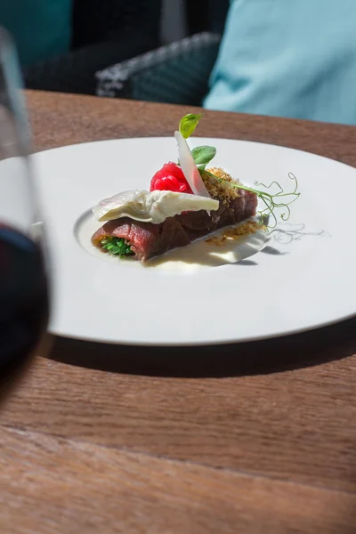 Afbeelding van smakelijke gehaktbrood met peterselie op schotel — Stockfoto