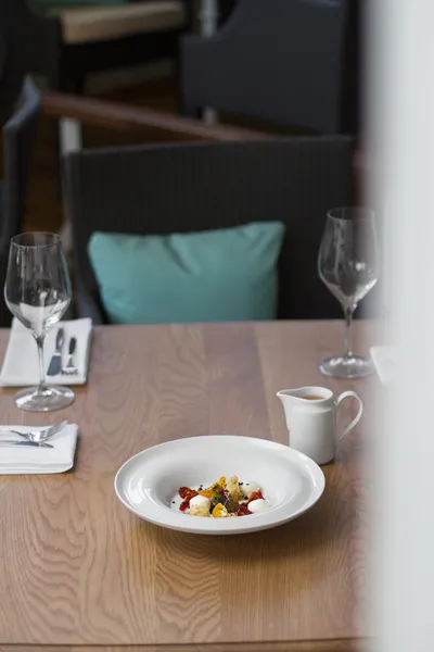 Image de savoureux ingrédients de soupe dans le plat sur la table — Photo