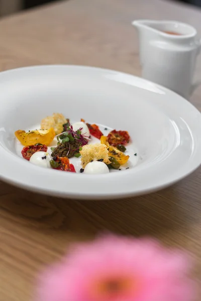 Afbeelding van lekkere soep ingrediënten in een schotel op tafel — Stockfoto