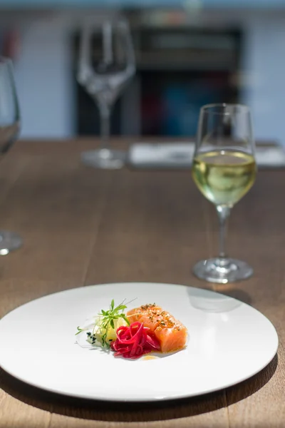 Immagine di salmone saporito su piatto con vite bianca — Foto Stock