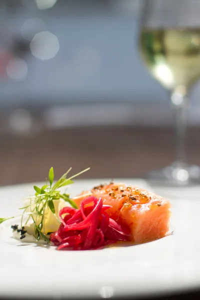 Image de saumon savoureux sur un plat à la vigne blanche — Photo