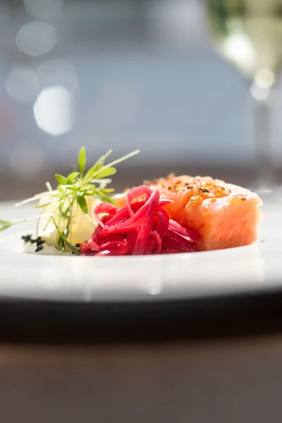 Immagine di salmone saporito su piatto con vite bianca — Foto Stock