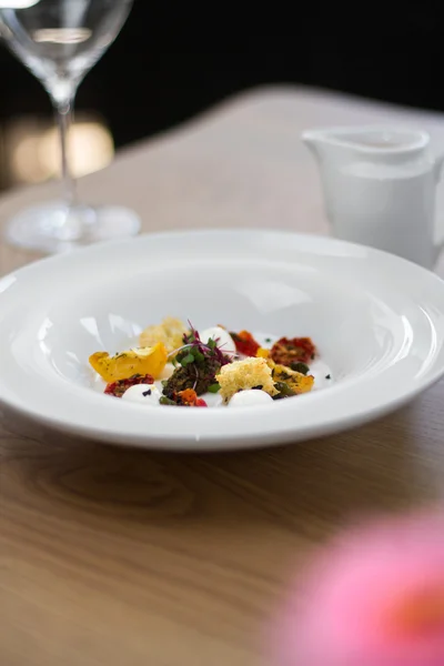 Afbeelding van lekkere soep ingrediënten in een schotel op tafel — Stockfoto