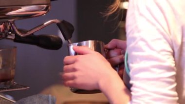 restoranda kahve yapma kadın görüntüleri