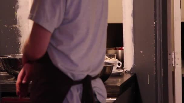 Filmagem do cozinheiro preparando comida saborosa para os clientes — Vídeo de Stock