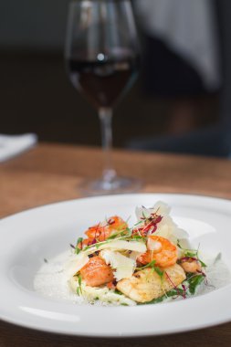 lezzetli salata karides ve restoranında peynir görüntüsü