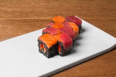 Görüntü siyah suşi restoranında tabakta somon ile