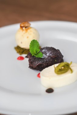 lezzetli kek görüntüsünü bir tabak üzerinde devam eder.