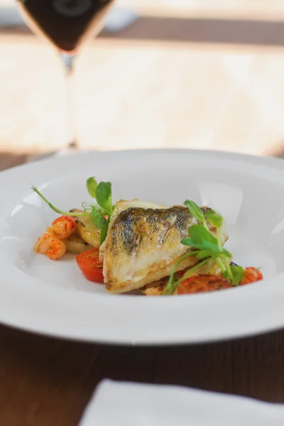 Schließen Bild von Fisch auf Gericht mit Garnelen im Restaurant — Stockfoto