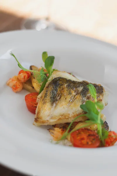 Schließen Bild von Fisch auf Gericht mit Garnelen im Restaurant — Stockfoto