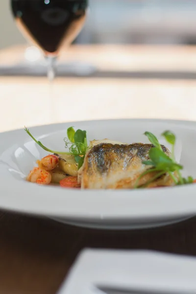 Stänga bilden av fisk på skålen med räkor i restaurang — Stockfoto