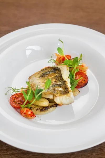 Afbeelding van vis op schotel met garnalen in restaurant sluiten — Stockfoto