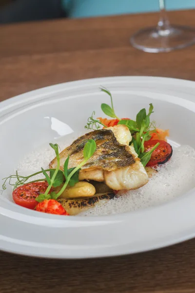 Stänga bilden av fisk på skålen med räkor i restaurang — Stockfoto