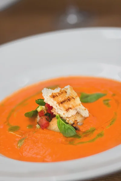 Immagine di gustosa zuppa di zucca con crostino e basilico servita in res — Foto Stock