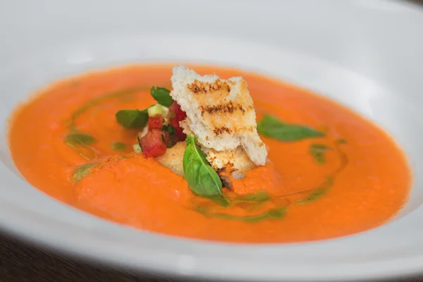 Bilden av läckra pumpa soppa med crouton och basilika serveras i res — Stockfoto