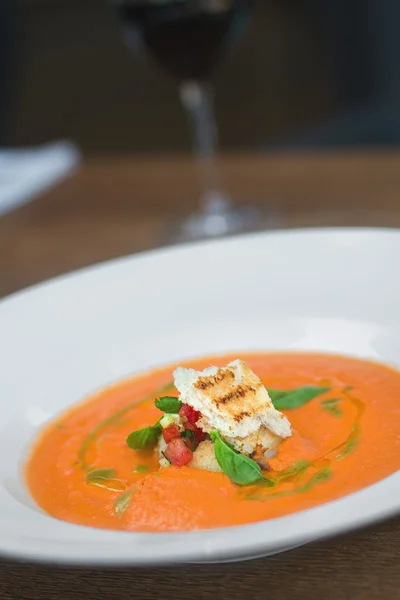 Imagem de saborosa sopa de abóbora com crouton e manjericão servido em res — Fotografia de Stock
