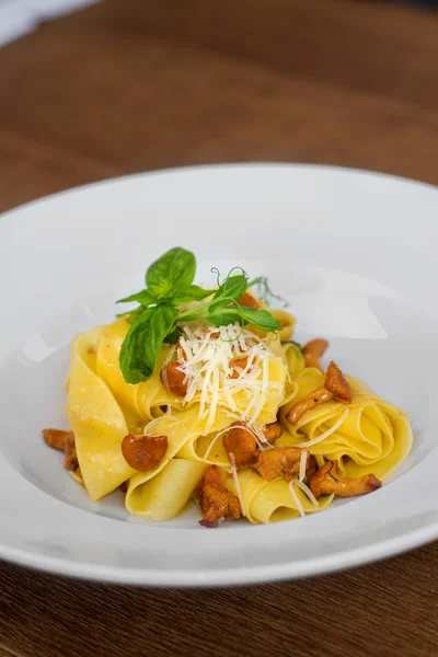 Image de pâtes à la chanterelle servie dans un plat blanc — Photo