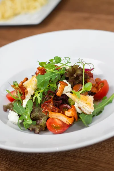 Lezzetli salata tabağına restoranında görüntüsü — Stok fotoğraf