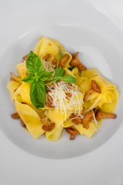 Bilden av pasta med kantareller serveras i vit skål — Stockfoto