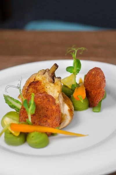 Afbeelding van lekkere kip met groenten in schotel in restaurant — Stockfoto