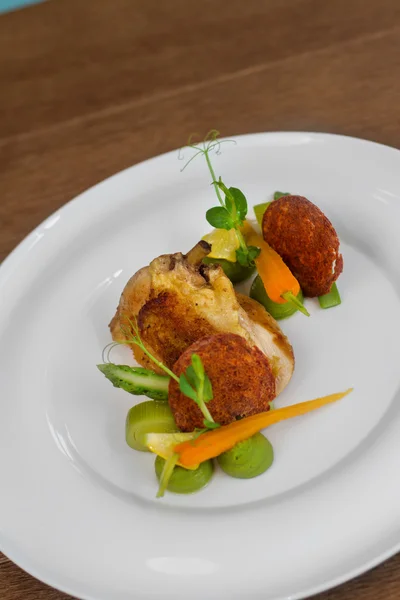 Görüntü ile sebze yemek restoranında lezzetli tavuk — Stok fotoğraf