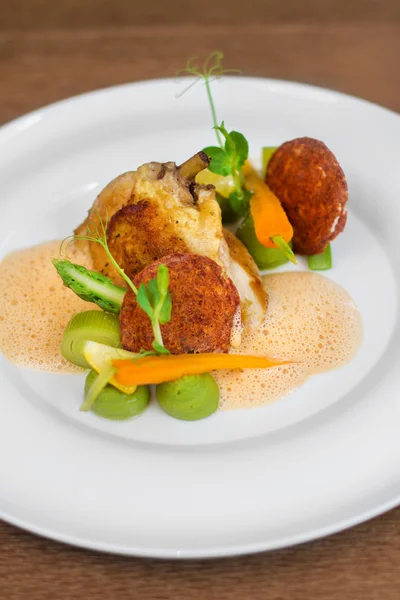 Bild von leckeren Hühnchen mit Gemüse in Gericht im Restaurant — Stockfoto