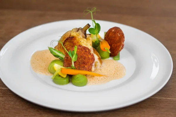 Bild von leckeren Hühnchen mit Gemüse in Gericht im Restaurant — Stockfoto