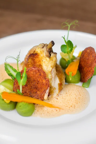 Bilden av välsmakande kyckling med grönsaker i skålen i restaurang — Stockfoto