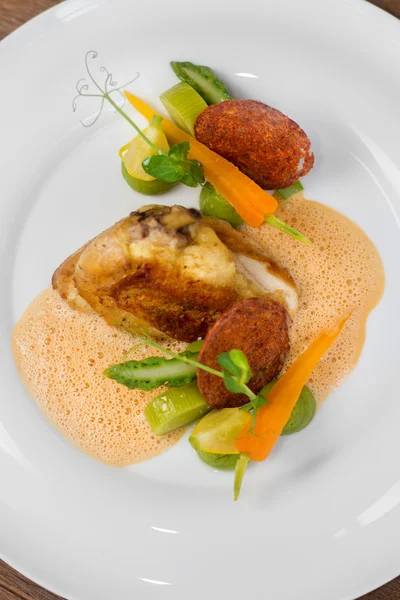 Image de poulet savoureux avec des légumes dans le plat au restaurant — Photo