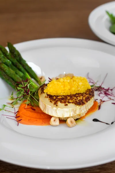 lezzetli İtalyan yemeği restoranda servis kuşkonmaz ile görüntü