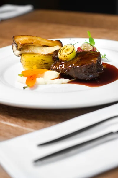 Bild von schmackhaftem Rindfleisch in Sauce mit Gemüse — Stockfoto