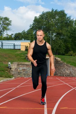 kas stadyum üzerinde koşan adam görüntüsü